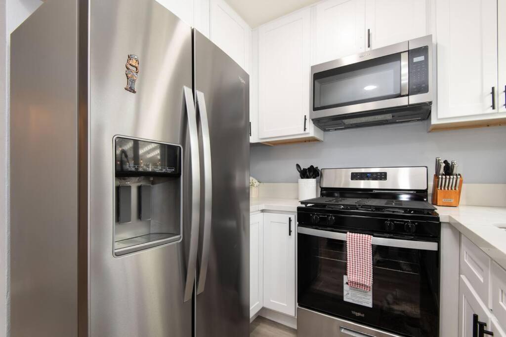 Lovely 3bedroom With Free Parking On Premise Appartamento