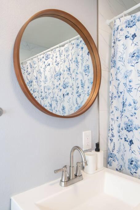 Lovely 3bedroom With Free Parking On Premise Appartamento